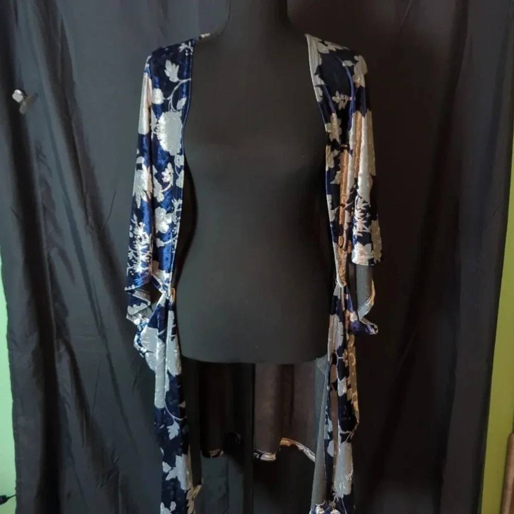 Amaryllis Kimono, Medium,‎ NWOT
